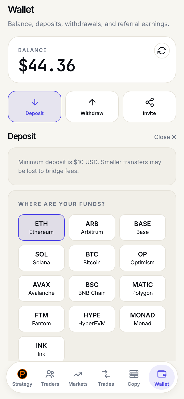 充值面板，显示 $10 的最低金额，以及可选的来源链网格 —— 以太坊、Arbitrum、Base、Solana、比特币等。